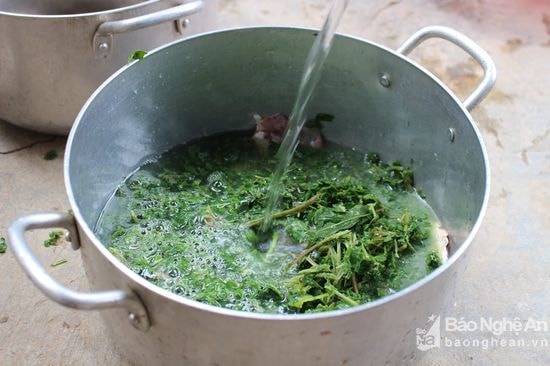 5.Khi cá đã được rửa sạch, lá lội hoặc lá xoan đã giã nhỏ sẽ trộn lẫn lại vớinhau và đổ nước đã được đun sôi vào ngâm chừng 15-20 phút. Khi thịt cá đã săn lại sẽ tiếp tục loại bỏ số xương cá đang còn sót lại nếu có, trước khi đưa ra thái nhỏ. Ảnh: Đình Tuân