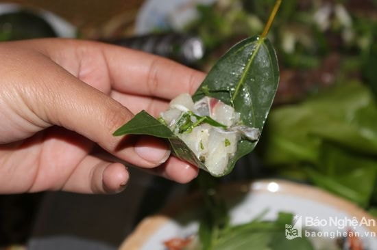 Món này thường được ăn kèm ăn kèm với lá sung non, quả sung hoặc láổi sẽ làm tăng thêm vị bùi rất lạ. Lạp cá chế biến xong không nên để lâu, ăn ngay cùng với xôi hoặc cơm nóng sẽ rất ngon. Ảnh: Đình Tuân