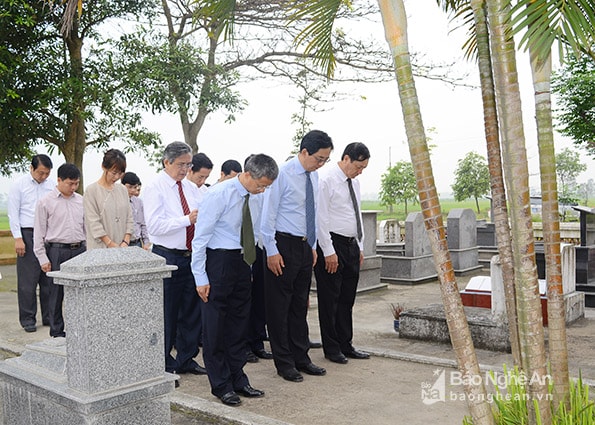 Đoàn công tác làm lễ tưởng niệm tại Nghĩa trang liệt sỹ xã Nam Giang, Nam Đàn. Ảnh: Thu Giang