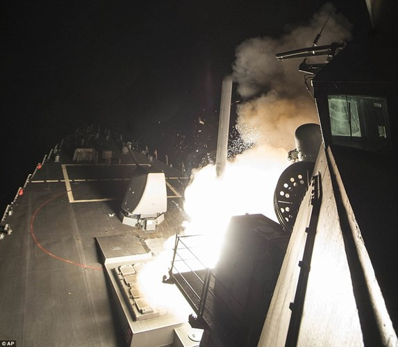 Trước đó, quân đội Mỹ đã bắn khoảng 50-70 quả tên lửa hành trình Tomahawk vào căn cứ không quân Shayrat ở miền trung Syria. Ảnh: tàu khu trục USS Ross (DDG 71) ở Địa Trung Hải phóng tên lửa hành trình Tomahawk về mục tiêu. Ảnh Daily Mail