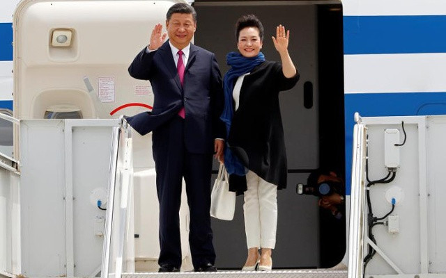 Cùng ngày, Chủ tịch Trung Quốc Tập Cận Bình và Phu nhân Bành Lệ Viện cũng đáp xuống sân bay Palm Beach. Ảnh: Reuters.