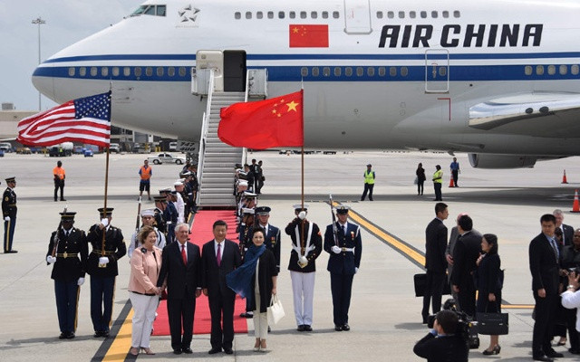 Thảm đò chờ sẵn để chào đón Chủ tịch Trung Quốc và phu nhân. Ảnh: Reuters.