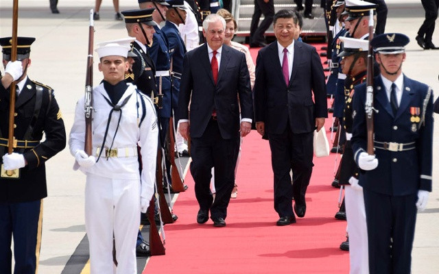 Ngoại trưởng Mỹ Rex Tillerson ra tận sân bay để đón Chủ tịch Trung Quốc Tập Cận Bình. Ảnh: AFP.
