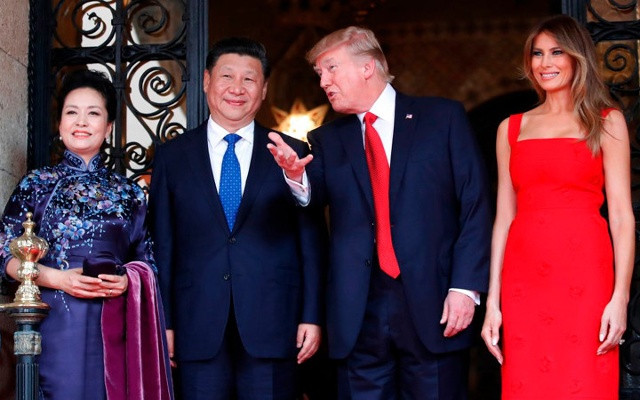 Tổng thống Mỹ Donald Trump và Đệ nhất Phu nhân Melania Trump đón Chủ tịch Trung Quốc Tập Cận Bình cùng Phu nhân Bành Lệ Viện tại khu nghỉ dưỡng Mar-a-Lago. Ảnh: AP. 