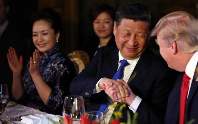 Tổng thống Trump bắt tay Chủ tịch Trung Quốc Tập Cận Bình trong quốc yến. Ảnh: Reuters.