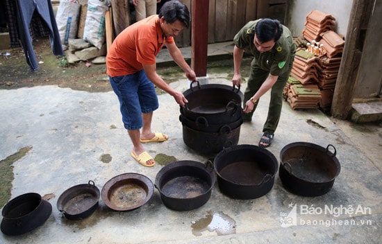 Bộ nồi có tổng tất cả 9 chiếc được ông tổ tiên của gia đình ông Kha Văn Giáo giữ lại đến bây giờ. Theo ông Giáo cho biết, ngày xưa, những bộ nồi này chỉ sử dụng vào những ngày lễ, ngày tết, đám cưới...