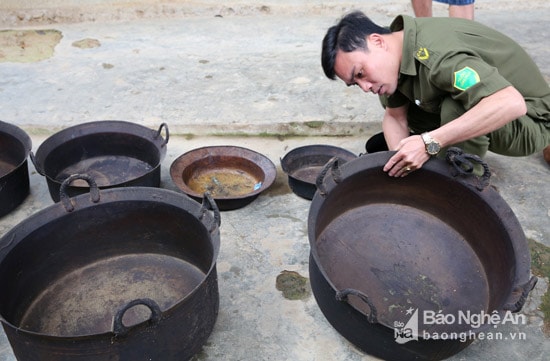 Những chiếc nồi đồng có các kiểu dáng khác nhau. Những chiếc nồi có các kiểu dáng và kích cỡ từ nhỏ đến to khác nhau, vì thế muốn xếp hết sức gọn gàng.