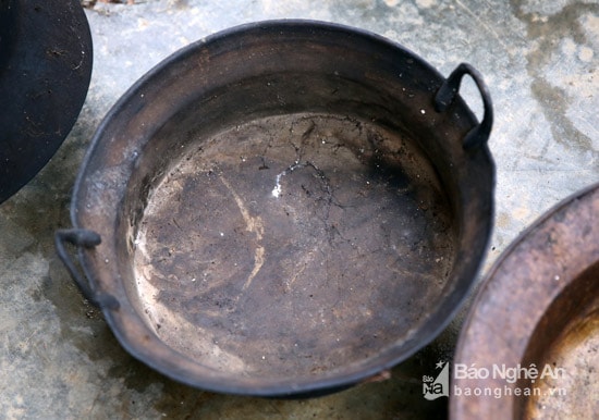Những chiếc nồi lớn được gắn 4 chiếc quai cầm để đảm bảo cho người dùng có thể vận chuyển dễ dàng trong lúc nấu nướng. Với những chiếc nhỏ hơn chỉ được thiết kế 2 quai cầm.