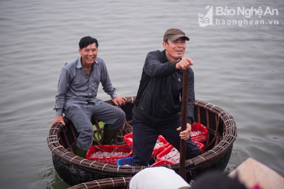 Thời gian này nước đang xuống nên những người ngư dân này phải dùng thúng để chuyển cá vào