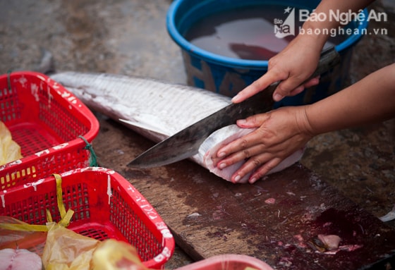 Do cá lớn nên để cho thuận tiện, người ta thường cắt ra thành từng miếng. Những miếng cá thu này có thể cấp đông giữ độ tươi hoặc nướng qua để thuận tiện mang đi xa