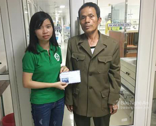 Đại diện Hội đồng Hương họ Hồ tại Hà Nội trực tiếp trao số tiền quên góp cho bác Hồ Văn Điều
