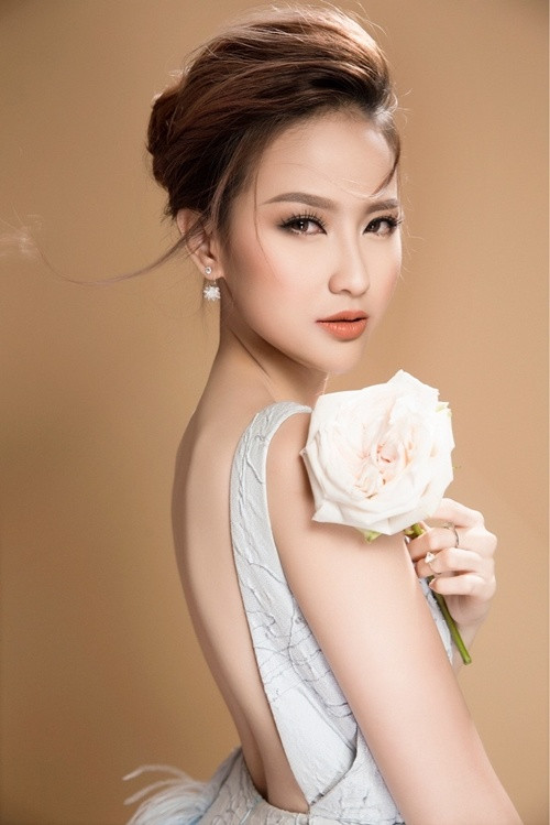 Sau khi đăng quang Hoa khôi Du lịch 2017, Khánh Ngân tiếp tục chuẩn bị cho cuộc thi Hoa hậu Du lịch quốc tế (Miss Tourism Queen International) thời gian tới.
