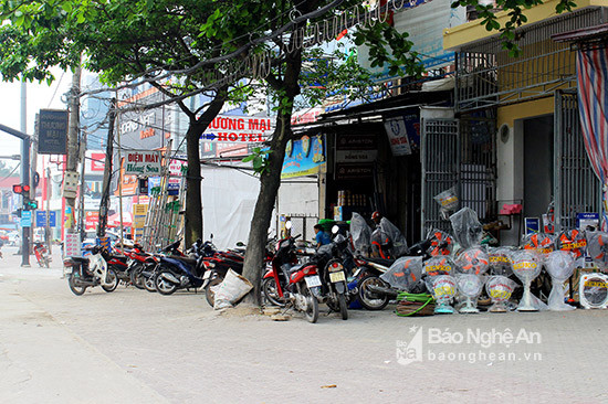 vỉa hè tại Thị trấn Diễn Châu trở thành nơi trưng bày hàng hóa. Ảnh: Quang An