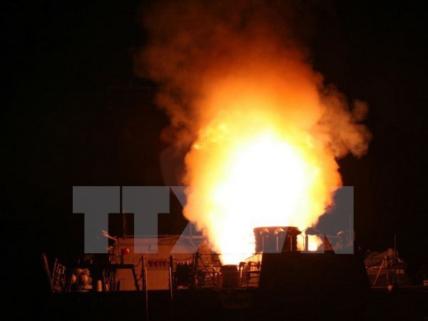 Khoảng 60 quả tên lửa được phóng từ tàu chiến của hải quân Mỹ. (Nguồn: Reuters/TTXVN)