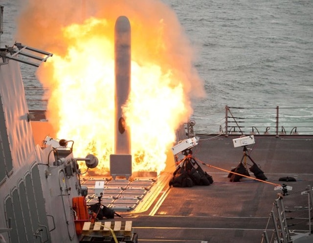 Một tên lửa Tomahawk được phóng đi từ hệ thống ống phóng thẳng đứng (VLS) trên tàu USS Sterett - Ảnh: US Navy