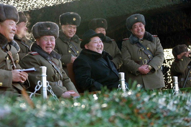 Nhà lãnh đạo Triều Tiên Kim Jong-un thị sát cuộc diễn tập quân sự tại Bình Nhưỡng. Ảnh: KCNA