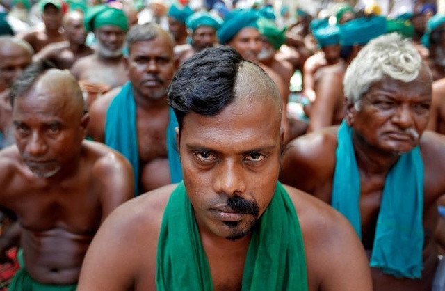 Các nông dân từ bang miền nam Tamil Nadu cạo râu trong một cuộc biểu tình yêu cầu một gói cứu trợ hạn hán từ chính phủ liên bang ở New Delhi, Ấn Độ