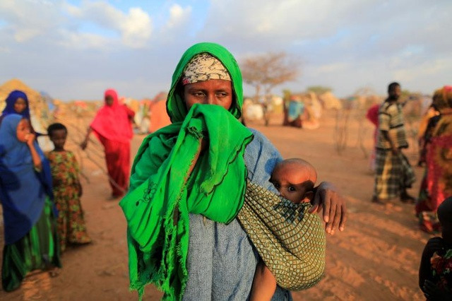 Một phụ nữ di tản trong nội bộ từ vùng hạn hán đã phản ứng lại sau khi cô than phiền về việc thiếu lương thực tại khu định cư tạm thời ở Dollow, Somalia.