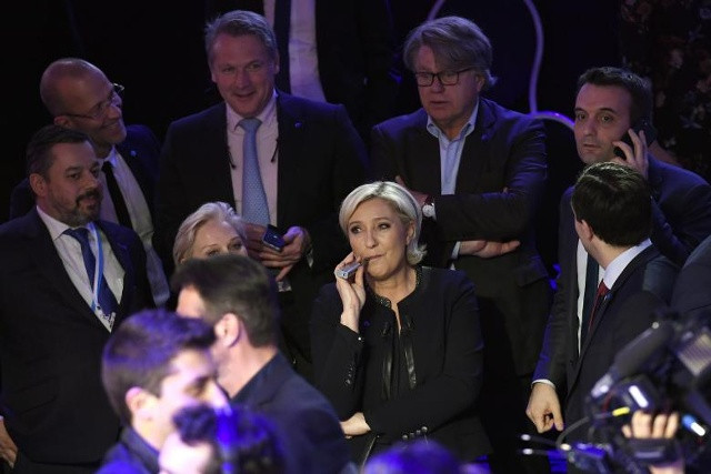 Marine Le Pen của Mặt trận Quốc gia Pháp (FN) chờ đợi trước một cuộc tranh luận trên truyền hình trong thời gian đầu cho ứng cử viên tại cuộc bầu cử tổng thống Pháp năm 2017 tại La Plaine Saint-Denis, gần Paris, Pháp. 