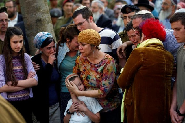 Người mẹ (C) cùng với người thân và bạn bè khác tham dự tang lễ của người lính Israel Elhai Taharlev, người mà quân đội Israel nói đã bị giết chết khi một chiếc xe do một người Palestine điều khiển đã cố tình đâm 2 lính Israel
