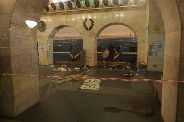 Một chiếc xe lửa bị hư hỏng do nổ, được nhìn thấy tại ga tàu điện ngầm Tekhnologicheskiy institut ở St. Petersburg, Nga.