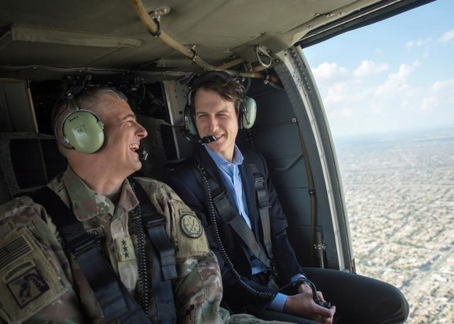 Jared Kushner, Cố vấn cao cấp của Tổng thống Donald J. Trump, được mô tả trong quá trình vận chuyển trực thăng qua Baghdad, Irac
