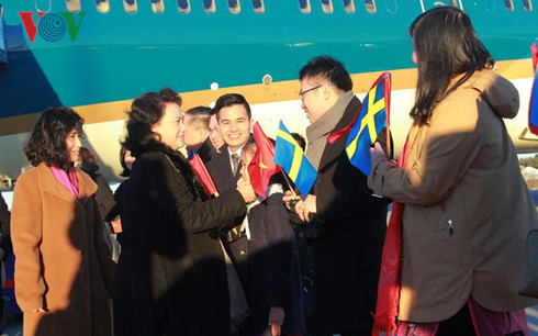 Cùng đón đoàn là Đại sứ Việt Nam tại Vương quốc Thụy Điển Đoàn Thị Phương Dung và các cán bộ đại sứ quán Việt Nam, đại diện bà con Việt kiều tại Thụy Điển.