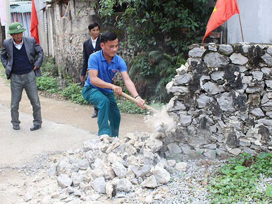 Gia đình anh Nguyễn Hồng Vân (thôn 5, xã Quỳnh Giang, Quỳnh Lưu) phá dỡ tường bao cho xã làm đường. Ảnh: Như Thủy