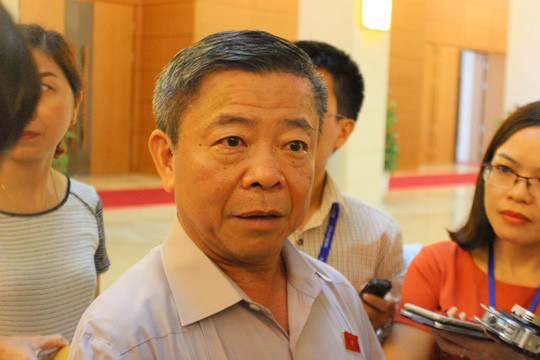 Ông Võ Kim Cự trong một lần trả lời báo chí về việc cho Formosa thuê đất bên ngoài hành lang Quốc hội.