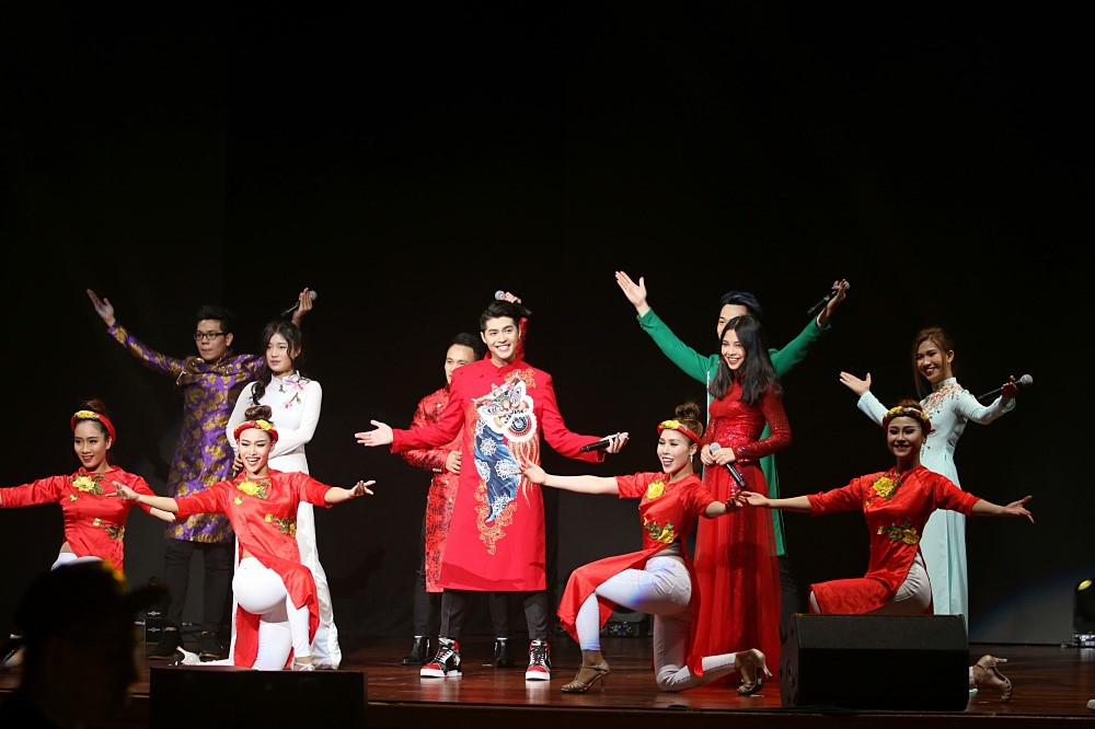 Nam ca sĩ cùng đoàn vũ công diện trang phục truyền thống của Việt Nam.