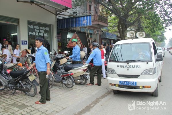 Lực lượng trật tự đô thị vận động người dân không lấn chiếm hành lang, vỉa hè, ảnh tư liệu.