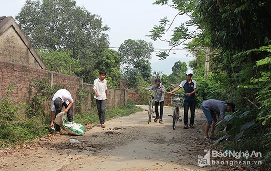 Có 1 điều đặc biệt ở lớp học này là từ 3 năm nay, nhiều em đã dành thời gian rảnh ngày chủ nhật, ngày nghỉ lễ để đi nhặt ve chai về bán lấy tiền giúp đỡ các bạn có hoàn cảnh khó khăn hơn. Ảnh: Chu Thanh