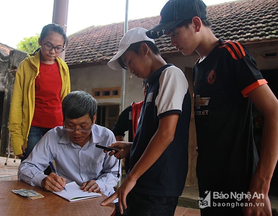 Ông Nguyễn Viết Học cho biết, ông đưa ra ý tưởng này với mong muốn dạy cho các em biết tương thân tương ái, giúp đỡ các bạn có hoàn cảnh khó khăn hơn. Trong lớp học của ông, có không ít bạn học sinh nam sau khi tham gia nhặt ống lon, đến trao quà cho các bạn có hoàn cảnh khó khăn đã bắt đầu biết thương bố mẹ hơn, biết chia sẻ với mọi người, chăm chỉ học hành thậm chí bỏ được chơi các trò điện tử vô bổ. Và đó cũng là mong muốn của ông Học khi gợi ý các em làm việc này. Ảnh: Chu Thanh