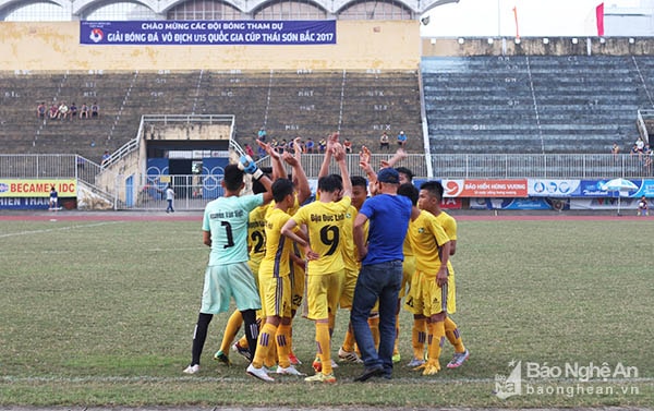 Thầy trò HLV Ngô Quang Trường đặt quyết tâm cao hướng đến vòng chung kết U15 QG diễn ra từ ngày 25/5 - 3/6/2017 tại SVĐ Tây Ninh - Tỉnh Tây Ninh.