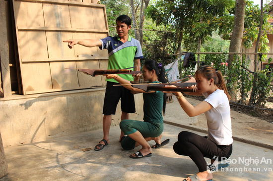 Đến thăm gia đình xạ thủ đúng vào dịp anh cùng với vợ, con đang hăng say tậpl uyện để tham gia Hội thi thể thao các dân tộc thiểu số tỉnh Nghệ An năm 2017 được tổ chức tại huyện Tân Kỳ. Không chỉ hướng dẫn cách bắn nỏ cho vợ và con anh mà anh còn đã hướng dẫn cho rất nhiều người trong và ngoài bản về kỹ thuật, kỹ năng bắn nỏ. Trong đó có những VĐV như: anh Lô Văn Huy, Lô Văn Ba, Lô Văn Thương, chị Lô Thị Nga…. Ảnh: Đình Tuân.