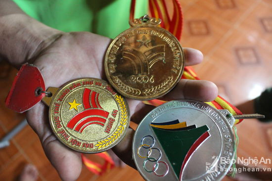 Đây là 3 trong số rất nhiều huy chương mà anh giành được. Trong đó có 1 huy chương vàng Đại hội TDTT toàn quốc tổ chức tại Phú Thọ năm 2006, huy chương bạc giải toàn quốc tổ chức tại Tuyên Quang năm 2005, huy chương vàng Đại hội TDTT toàn tỉnh….Ảnh: Đình Tuân.