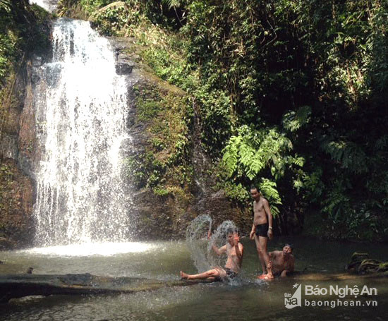 Thác Cay Đon (còn gọi là thác Gà Trắng) nằm trên địa bàn xã Tam Hợp (Tương Dương) vừa được phát hiện dịp này thu hút nhiều du khách gần xa đến tham quan nghỉ ngơi.