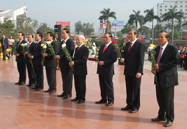 Lãnh đạo, nguyên lãnh đạo Đảng, Nhà nước dâng hoa tưởng niệm trước tượng đài Tổng Bí thư Lê Duẩn. Ảnh: VGP/Thế Phong
