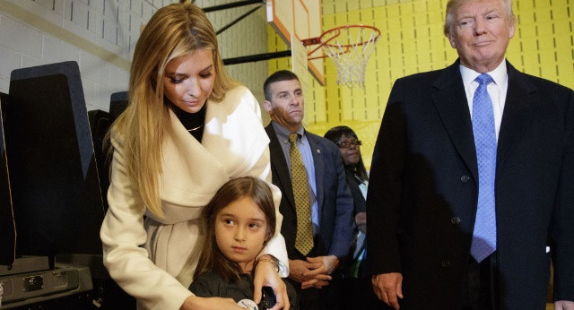 Ivanka Trump và con gái.