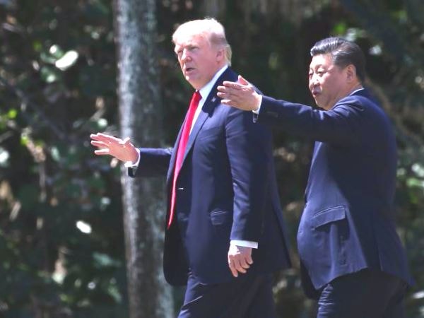 Tổng thống Mỹ Donald Trump (trái) và Chủ tịch Trung Quốc Tập Cận Bình (phải) đi bộ trong khuôn viên khu nghỉ dưỡng Mar-a-Lago sau cuộc gặp song phương hôm 7/4. Nguồn: Reuters