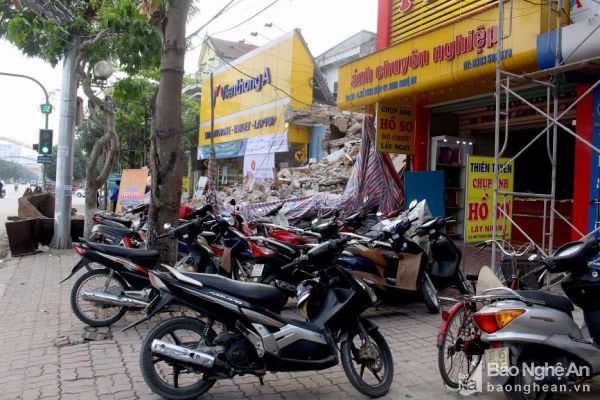 Xe máy dựng kín vỉa hè ở đường Hồ Tùng Mậu.