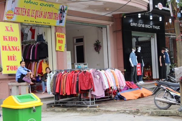 Bán quần áo trên vỉa hè ở đường Nguyễn Văn Cừ.Ảnh: Trân Châu