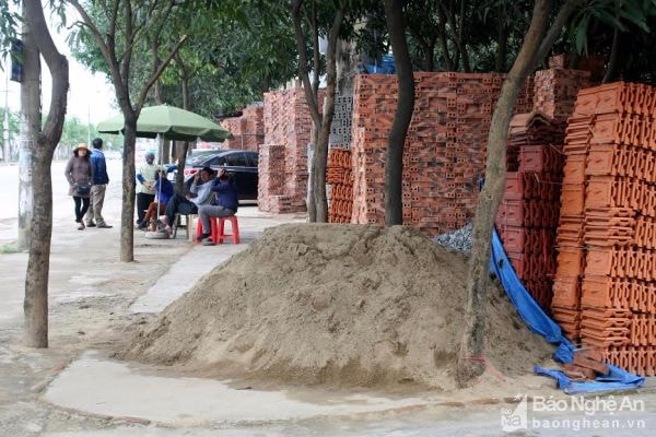 Đường Nguyễn Sỹ Sách được xem như là phố vật liệu xây dựng.