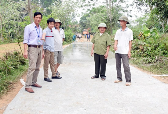 Sau khi làm xong đoạn đường đều được kiểm tra kỹ thuật đến đó. Ảnh: Xuân Hoàng