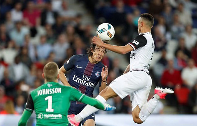 Cavani (áo xanh) góp 2 bàn trong chiến thắng của PSG. Ảnh: Reuters