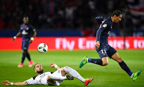 Di Maria (phải) là người mở tỷ số cho PSG. Ảnh: AFP