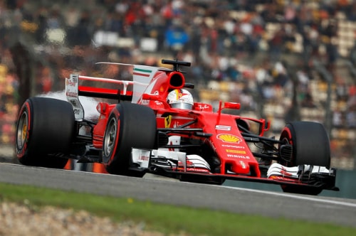 Vettel mất cơ hội đua tranh ngôi đầu vì những vụ va chạm ở đầu cuộc đua. Ảnh: Reuters.