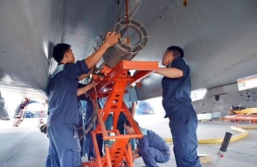Là tiêm kích đa năng nên Su-30MK2 của Không quân Việt Nam có thể thực hiện nhiều nhiệm vụ tác chiến đánh địch ở cả trên không, trên mặt đất và trên mặt biển. Để làm được điều đó, Su-30MK2 có khả năng mang tới 8 tấn vũ khí trên 12 giá treo gồm: tên lửa không đối không, không đối đất; bom có điều khiển, không điều khiển và rocket.