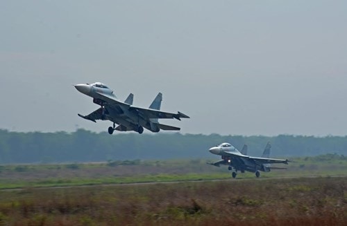 Vậy Su-30MK2 có khả năng mang tối đa bao nhiêu quả bom trong tác chiến đối đất? Lâu nay thì các thông tin kỹ chiến thuật của Su-30MK2 dành cho Việt Nam không được công khai. Dù vậy, Su-30MK2 được thiết kế dựa trên khung thân cơ sở máy bay Su-30MK nên có thể căn cứ khả năng mang vác của Su-30MK để xác định số bom mang trên Su-30MK2.