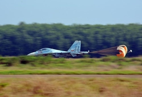 Với bom OFAB-250-270 vừa được Su-30MK2 dùng trong diễn tập là loại bom không điều khiển có trọng lượng 266kg (gần tương đương với con số 270 trên tên quả bom), trong đó phần thuốc nổ nặng gần 100kg. Bom được dùng để sát thương bộ phá hủy nhiều mục tiêu khác nhau bao gồm cả xe thiết giáp. (Ảnh trong bài: Báo QĐND).